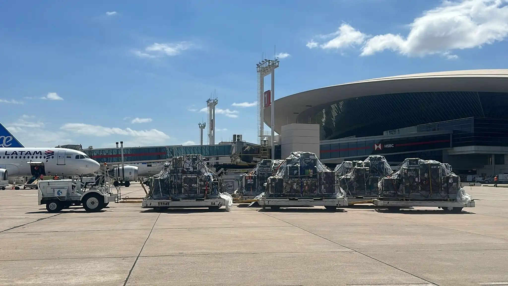 Transporte aéreo a Doha/Qatar equipos de transmisión para el mundial fifa 2022